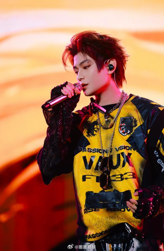 丁禹兮首登超级巅峰之夜舞台 丁禹兮首登超级巅峰之夜，将荧幕的细腻演技融入音乐舞台