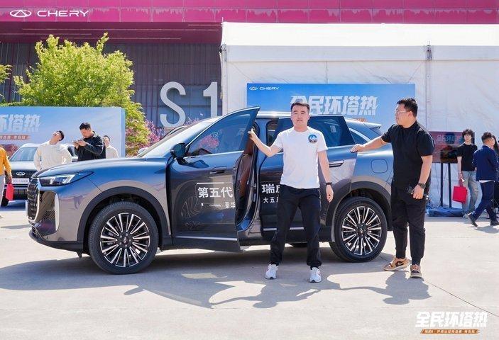 瑞虎8全民环塔热青岛站 今天在青岛，瑞虎8搞了场“全民环塔热”直接把专业金卡纳赛