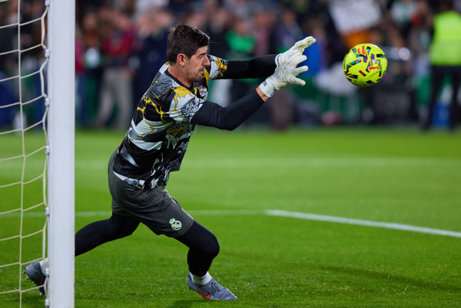 在年终系列专访中，比利时门将库尔图瓦回顾了过去的一年，并展望了未来，分享了自己的