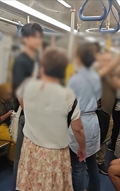 香港地铁疑似一名内地小伙和大妈上演“魔法对轰”，大妈不停爆粗口，嗓门超大。但小伙
