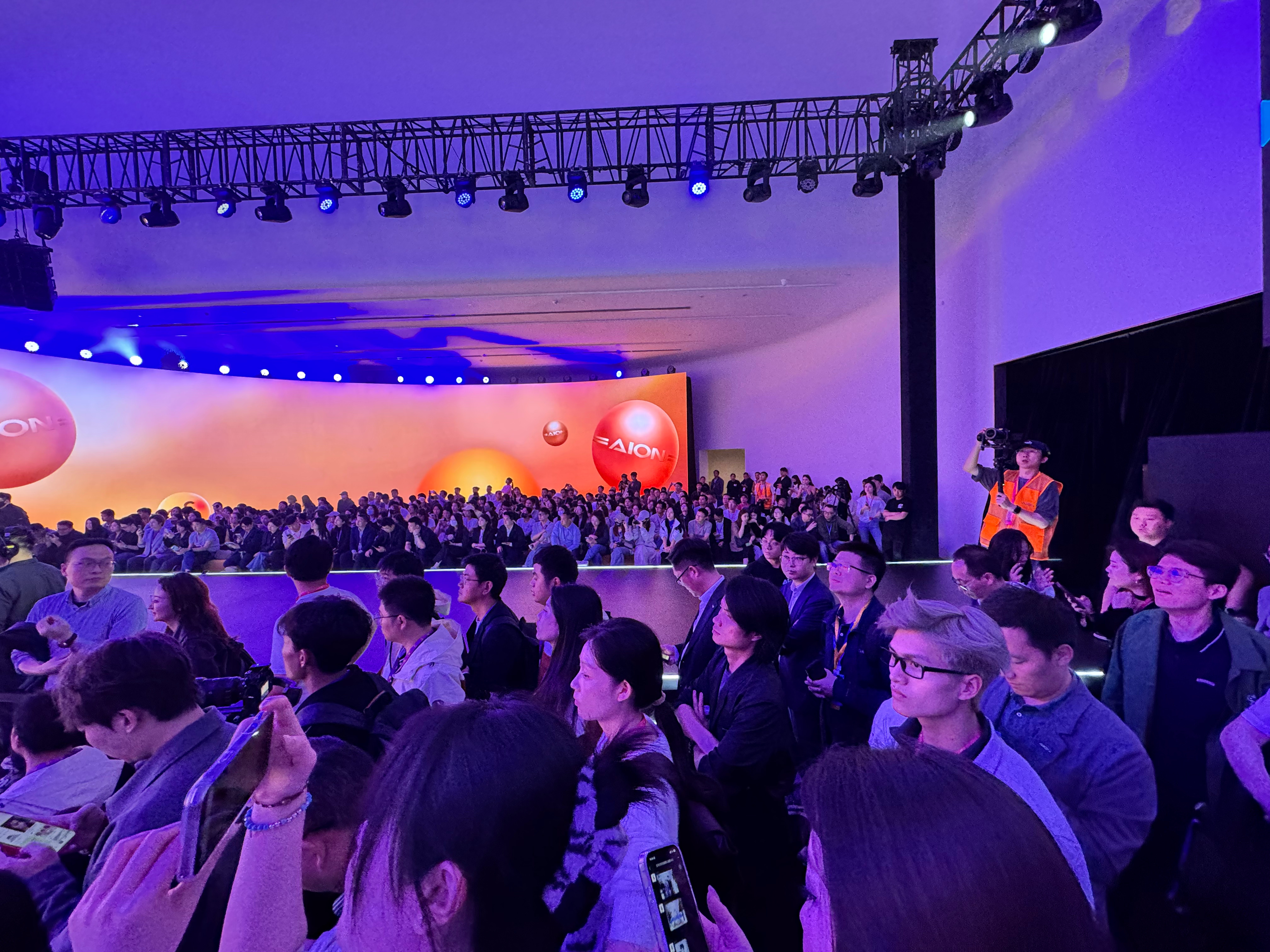 临近北京车展，都能召开这么一场可以用“人满为患”形容的发布会，都不止坐满，站都站