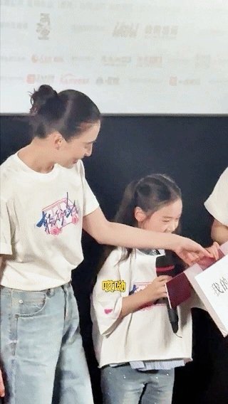 宋佳现场收房本收到手软 这段应援细节满分！观众给宋佳送房本，一本藏心意一本表诚意