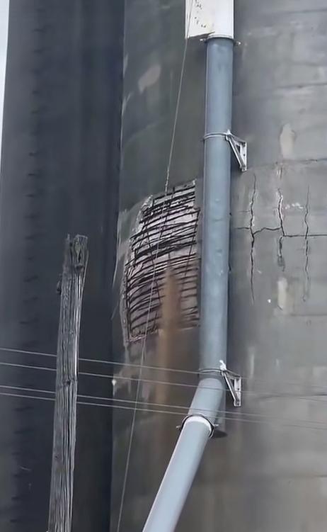 这不是马斯克的星箭发射现场，而是近日美国伊利诺伊州一座粮仓坍塌的场景！

这个粮