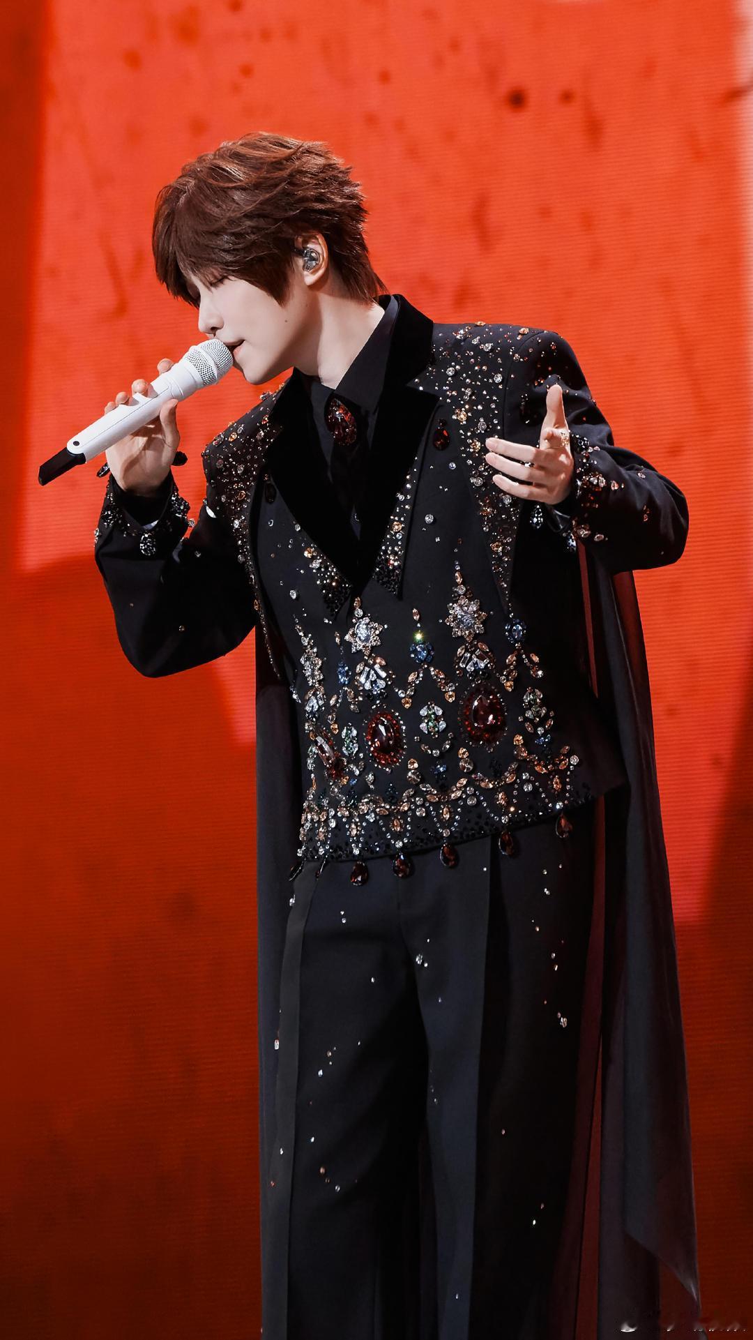 徐良宠粉太豪了徐良是为粉丝花钱最多的演唱会吧别家演唱会看舞台，徐良演唱会像年会，
