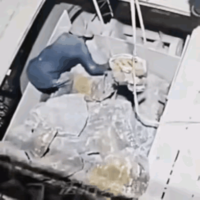 出现了这种情况，关键就看能否遇到聪明的贵人，在最短时间内立即断电，才能减少伤害，