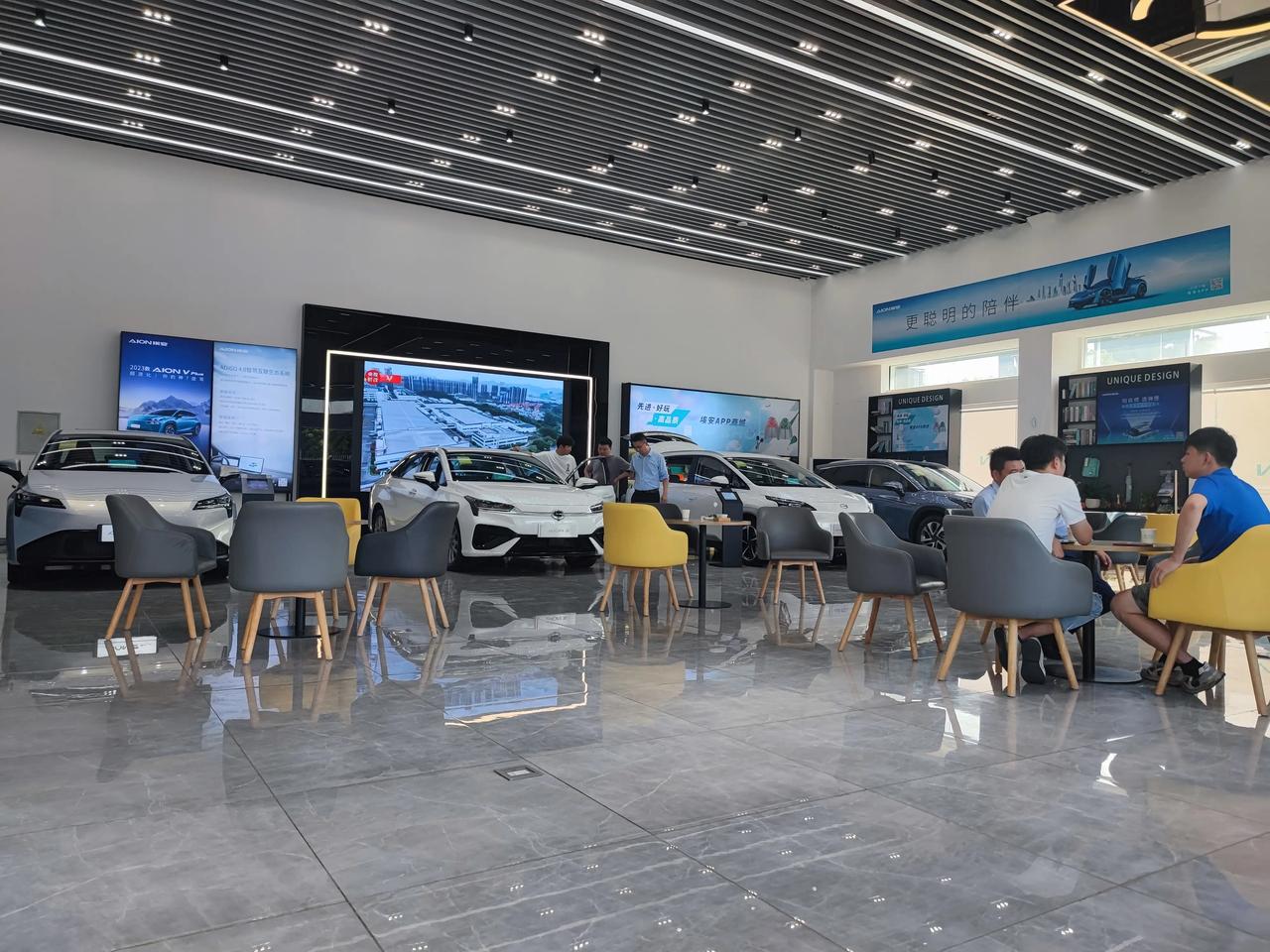 准备换电车，连着看了同价位的广汽埃安Y plus和比亚迪元plus，本着偶尔跑跑