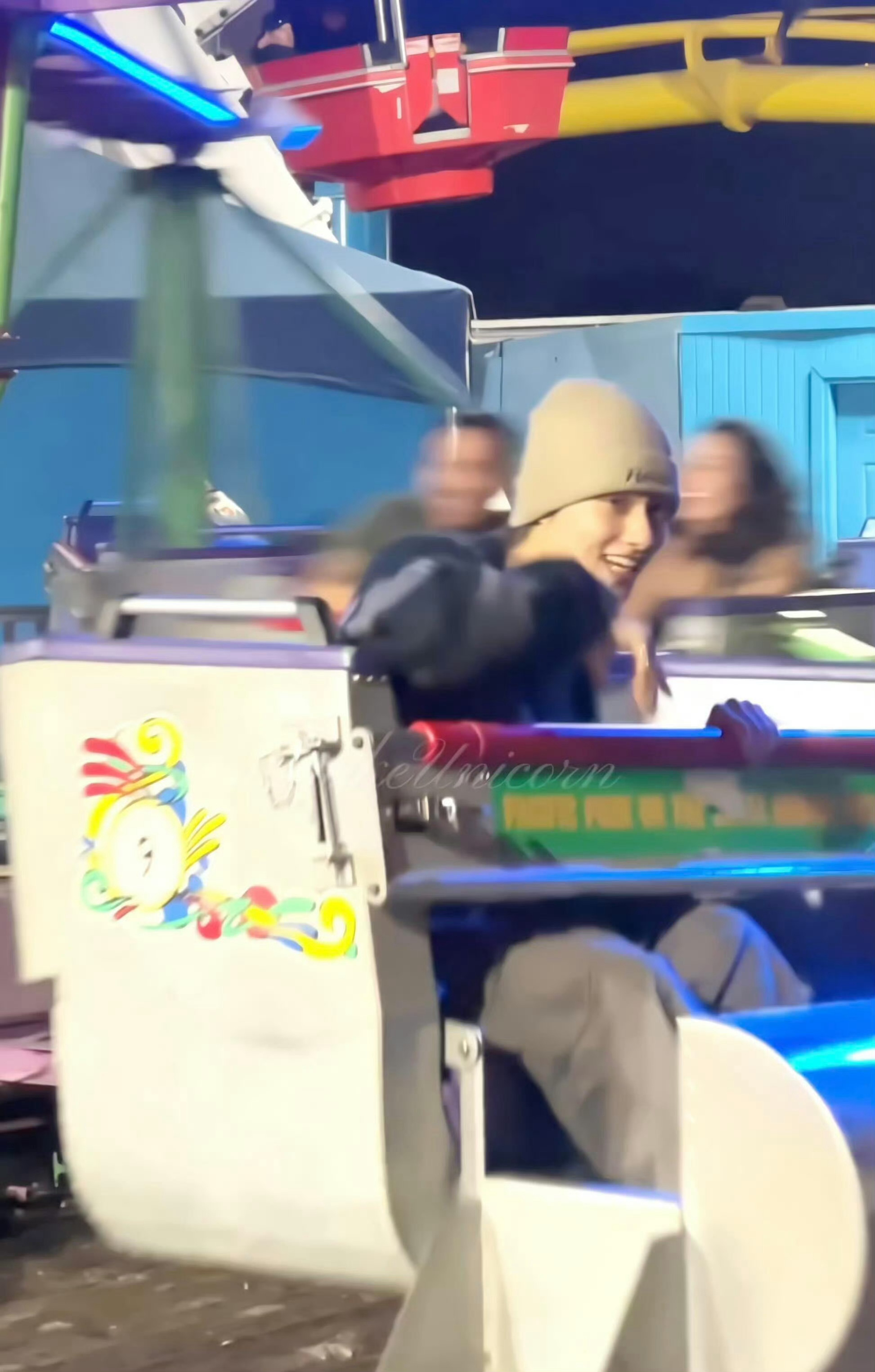 游乐园偶遇文俊辉文俊辉本人真的可爱又有礼貌，这才是爱豆该有的样子！ ​​​