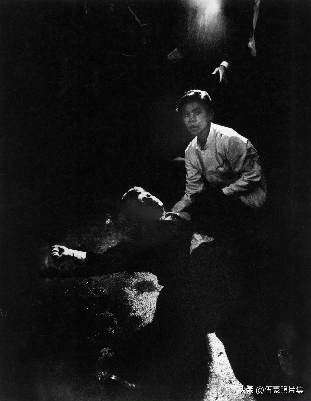 1968年6月5日凌晨，美国民主党总统候选人罗伯特·F·肯尼迪在洛杉矶大使酒店遇