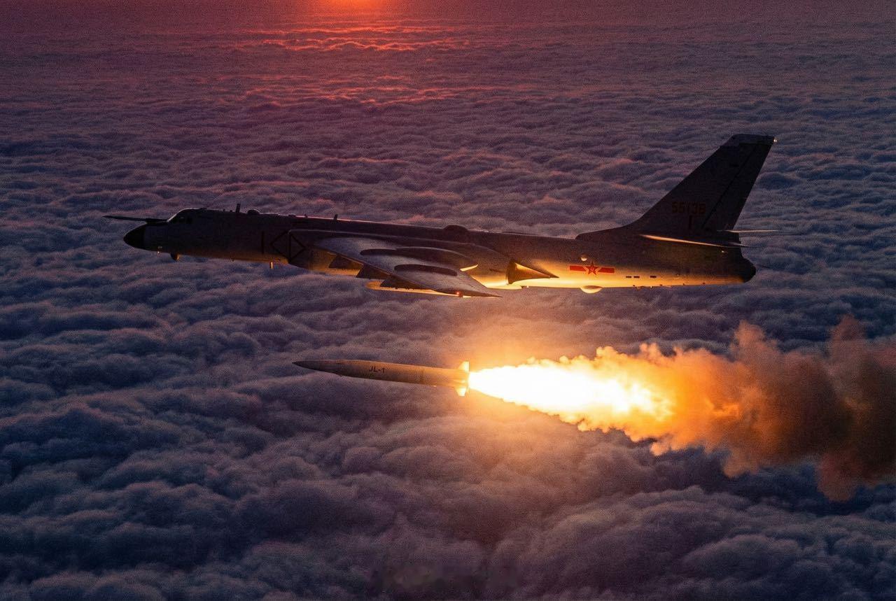 轰六N空中发射惊雷-1空射高超音速核导弹的图片，这张照片应该是军迷自己PS的作品
