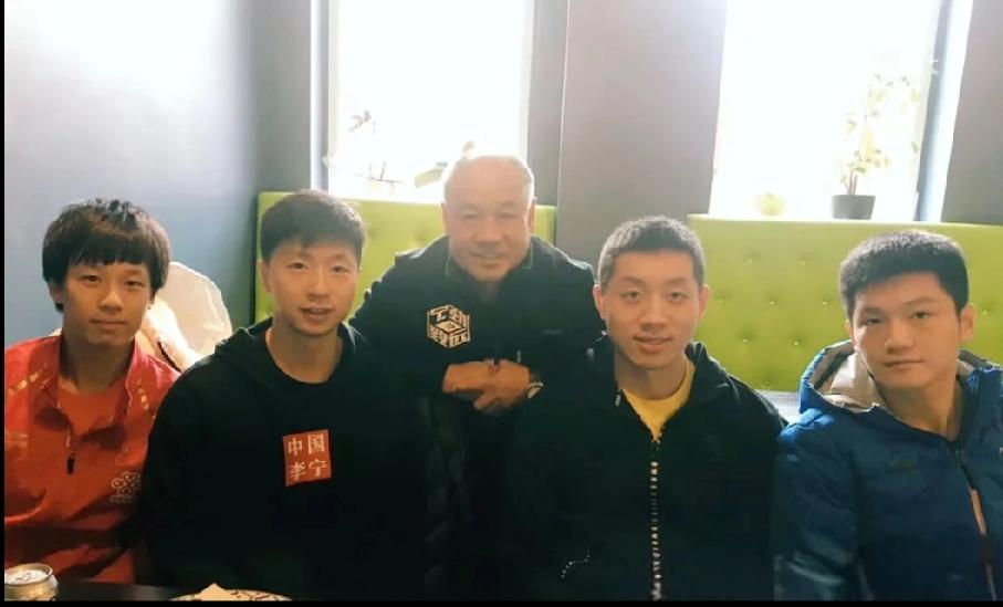 刚刷到一张国乒“王炸组合”的合照！马龙+许昕+樊振东+林高远同框就算了，后排C位