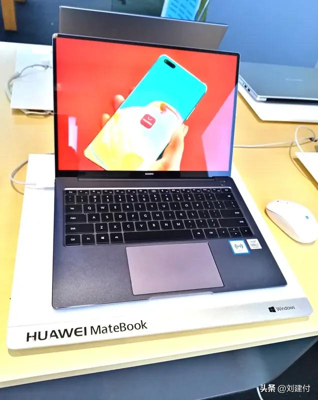 余承东口误将24999元电脑报成2499 8月5日华为发布会上，余承东来个大乌龙