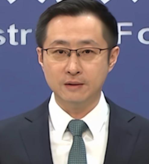 刚刷到个战报，惊得后脊背直发凉。

美军第五舰队指挥官在巴林开绝密碰头会，结果伊