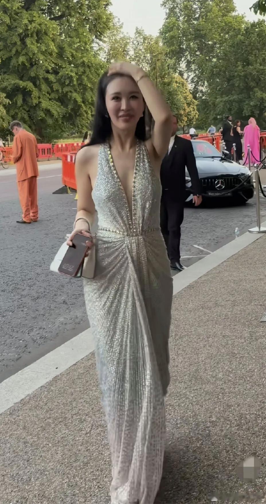 王石老婆田朴珺出席伦敦夏夜名流派对，深V露肩的礼服让她格外的性感迷人。今年45岁