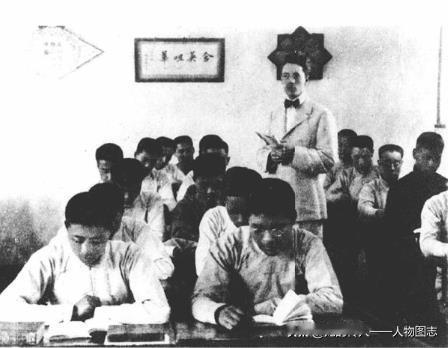 周恩来(前左一 )在上课