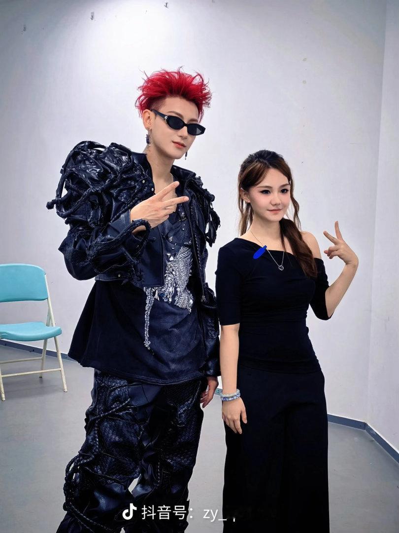 黄子韬黄子韬new era演唱会 哇😯后台合照！！！！！！