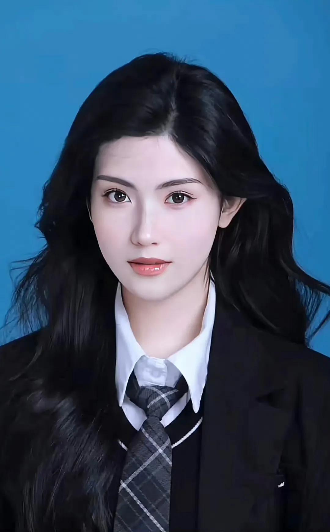 夏思凝，
根正苗红，
刷新了欧美的审美观！
原来这才是真正的中国姑娘，漂亮，自信