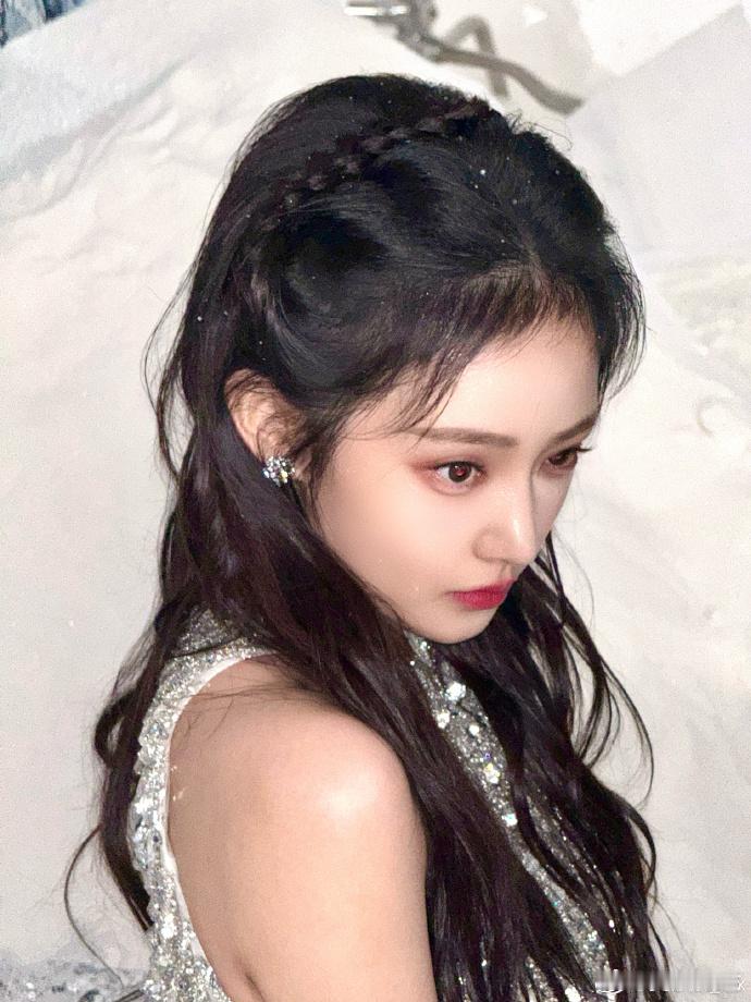 吴佳怡继续做一个勇敢的人 吴佳怡雪地绝色完全就是把氛围感拉满了呀，咱们的姐姐继续