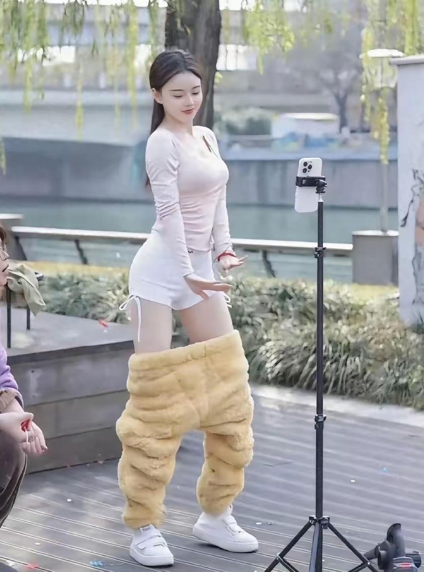 发现没有
社会上有这种新现象，男孩拼体力送外卖，女生靠颜值做主播
这种孩子，吃不