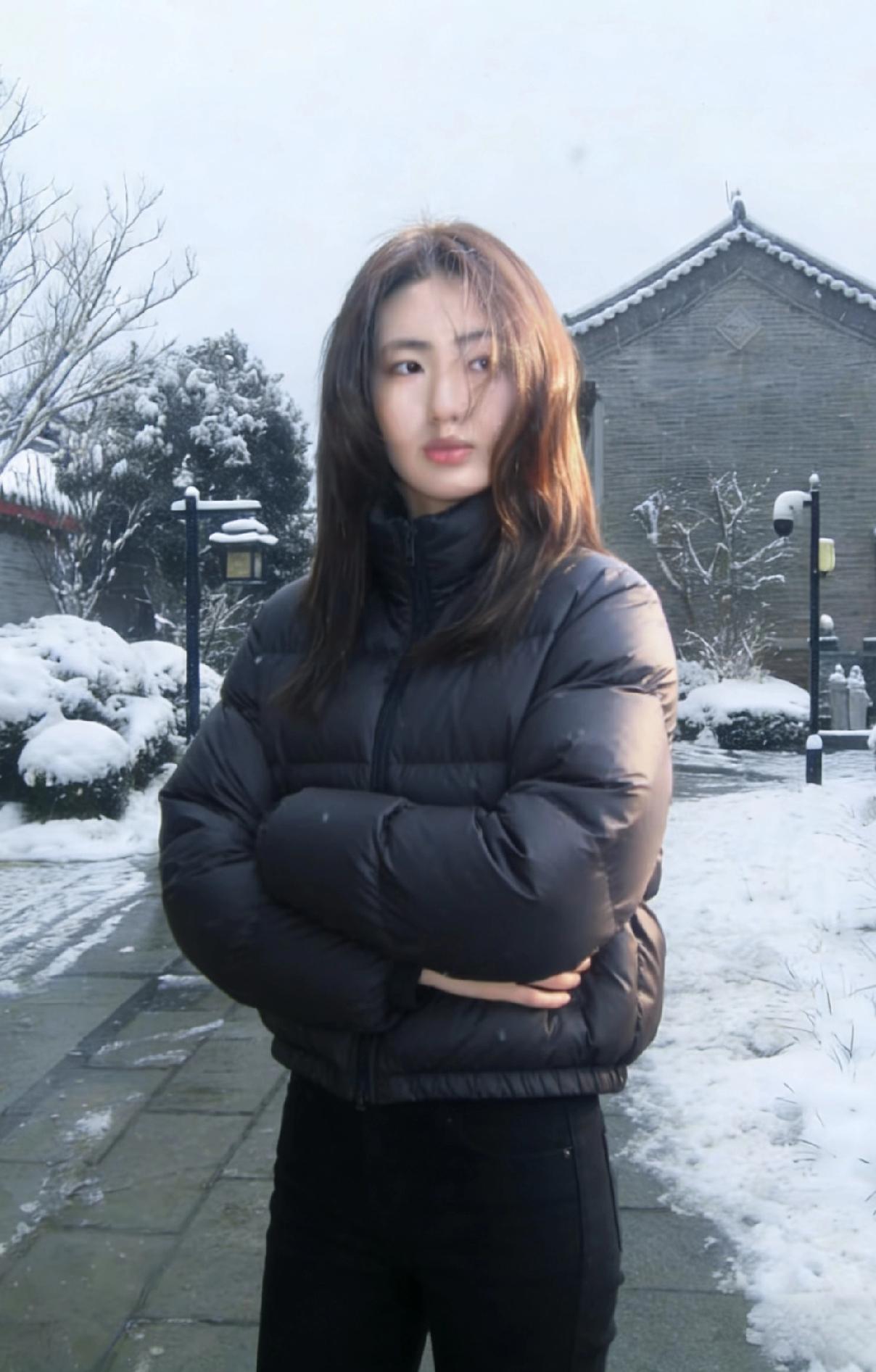 雪压青砖院宇寒，玄衣少女立阑干。
发梢凝雪疑堆玉，一笑春风落指尖。