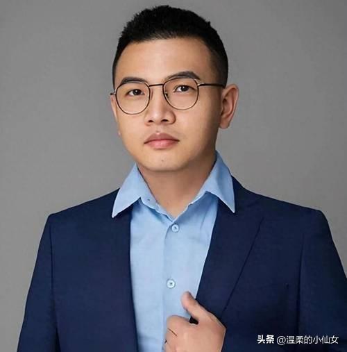 犹太人点名说
说他反犹太人
卢克文说：
我写作不是反犹太人的，因为我身边几乎没有