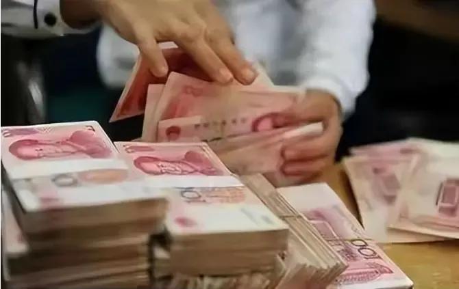2002 年湖南，少年黄小虎在矿山工作时遭遇意外，右手截肢，工伤鉴定应获赔 30