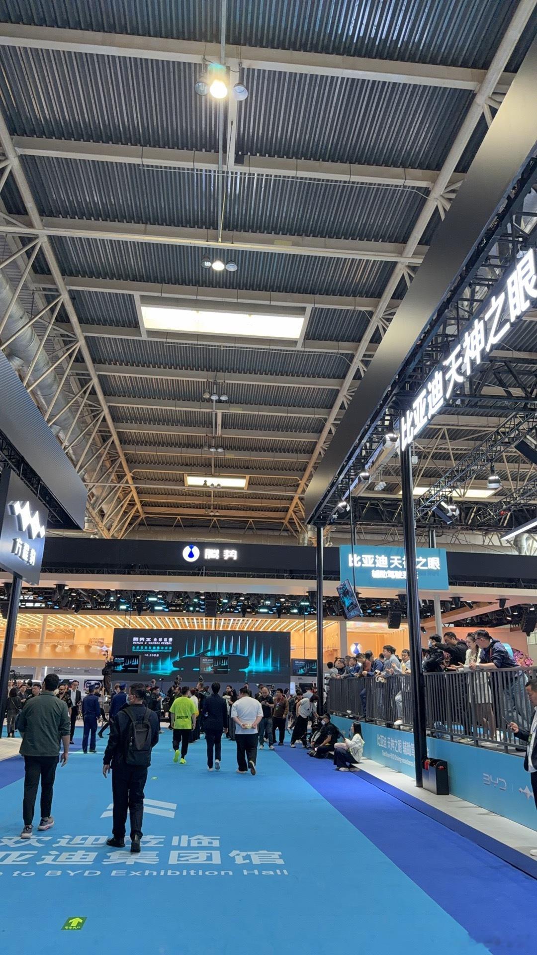 4月24日，2026北京国际车展盛大启幕。本届车展展台各具特色，而比亚迪展台凭借