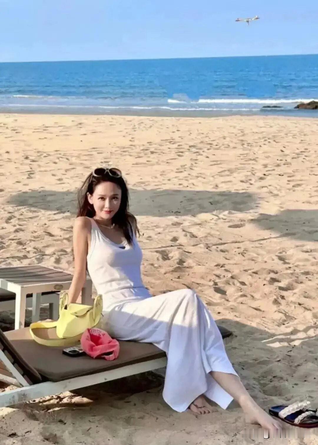 陈乔恩和老公艾伦在马尔代夫度假，夫妻俩太甜蜜了！
近日，陈乔恩与老公艾伦现身马尔