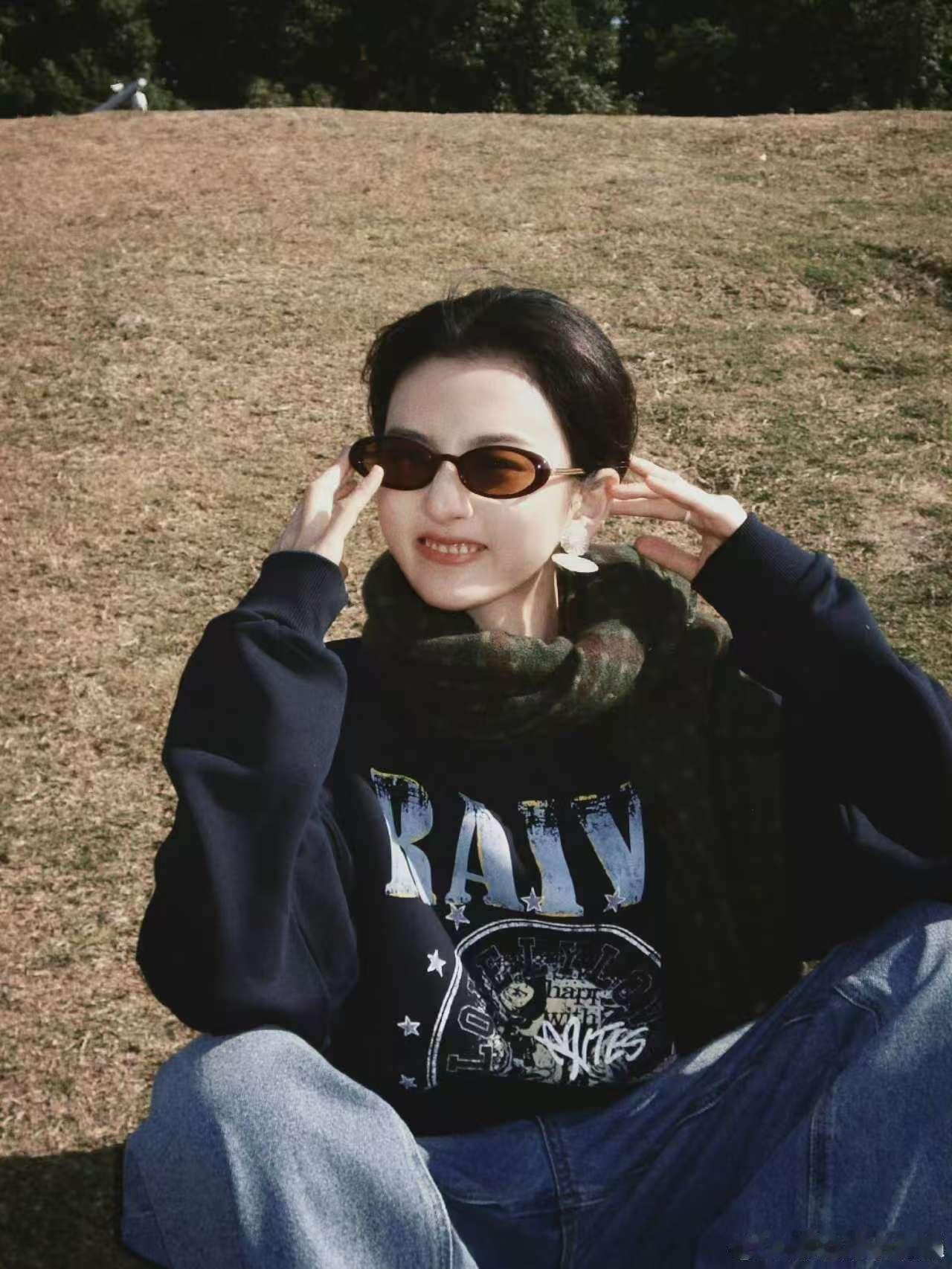 宋祖儿露齿笑宋祖儿拿风车拍照宋祖儿拿风车拍照，露齿笑好萌，