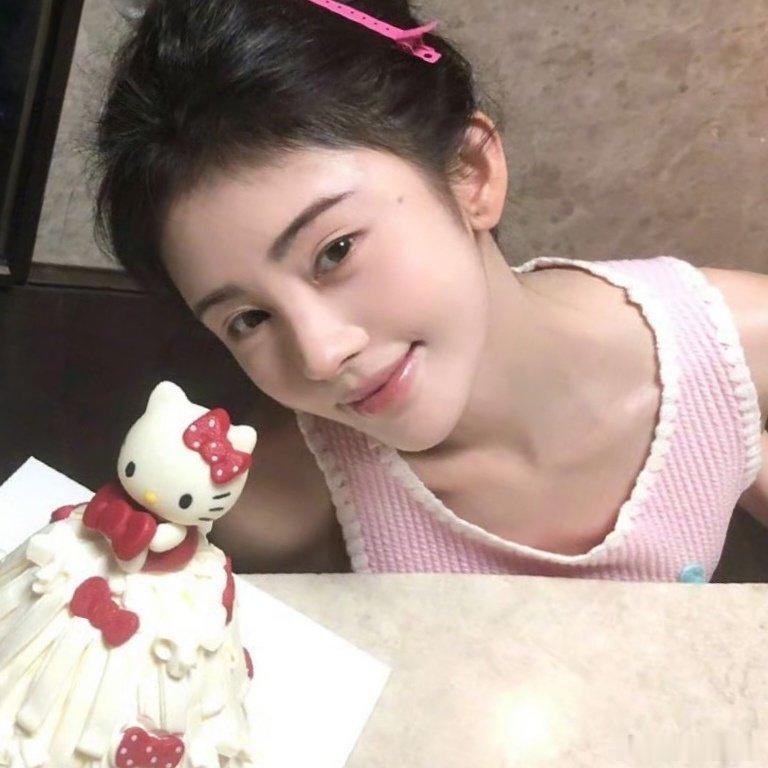鞠婧祎 jjy鞠婧祎千香jjy鞠婧祎姜黎非我的爱太渺小 在你的世界里仿佛是可有可
