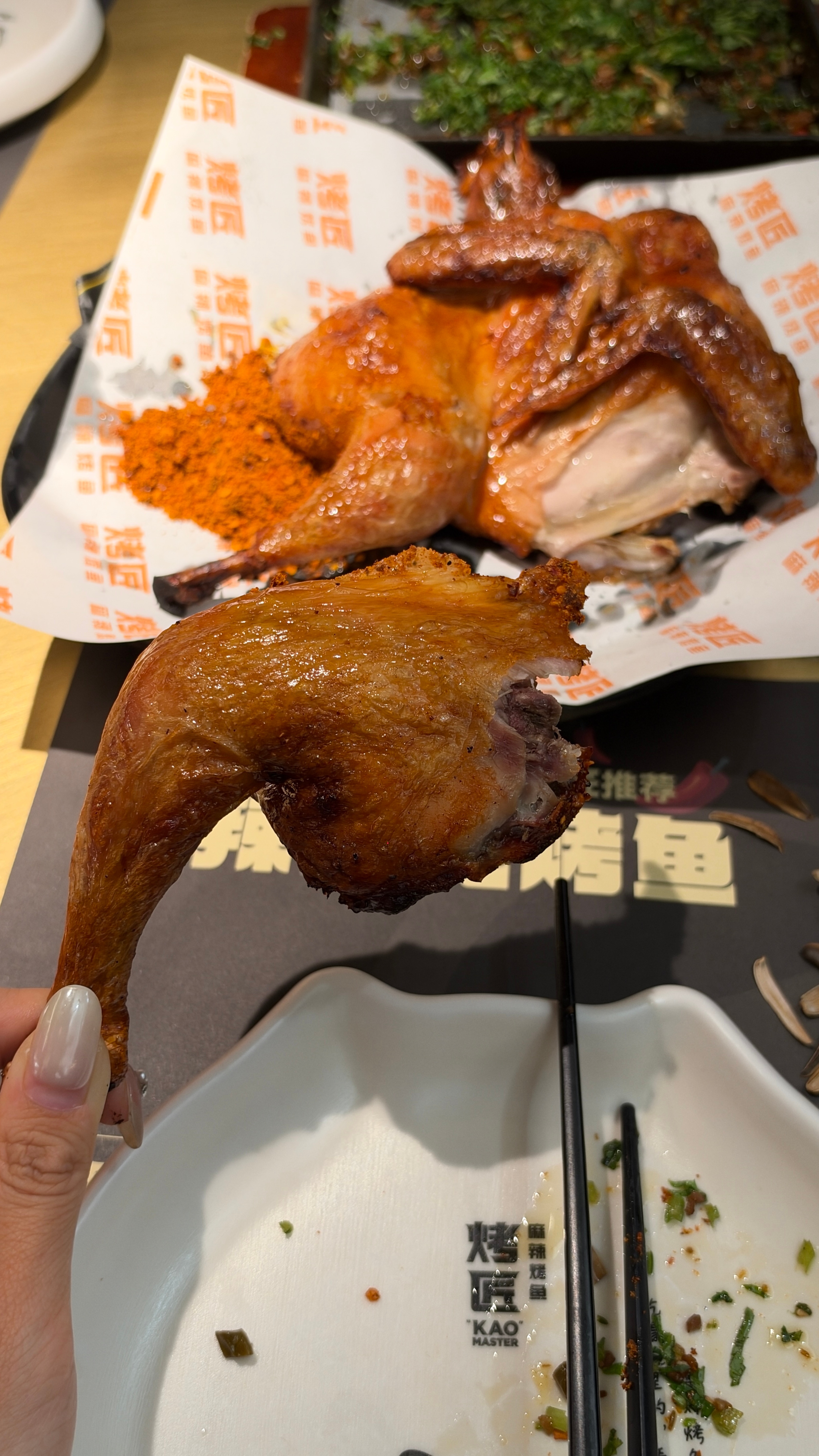 对了 今晚去吃烤匠了 筛爸老阴了 我问他吃不吃鸡腿 他说不吃 我就吃了 吃完一个