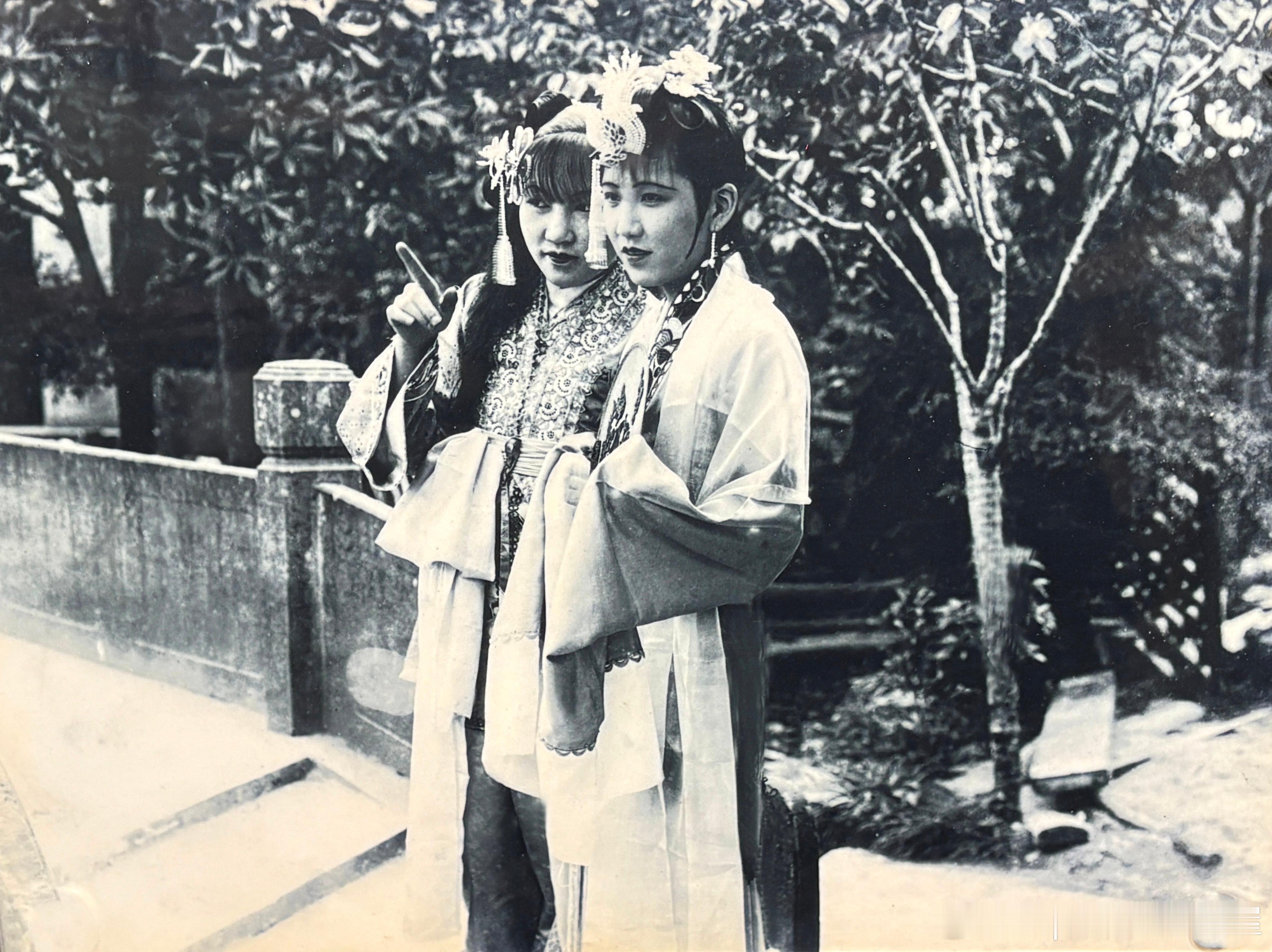 1927年电影《西厢记》剧照，左为李旦旦饰演的红娘，右为林楚楚饰演的崔莺莺历史影