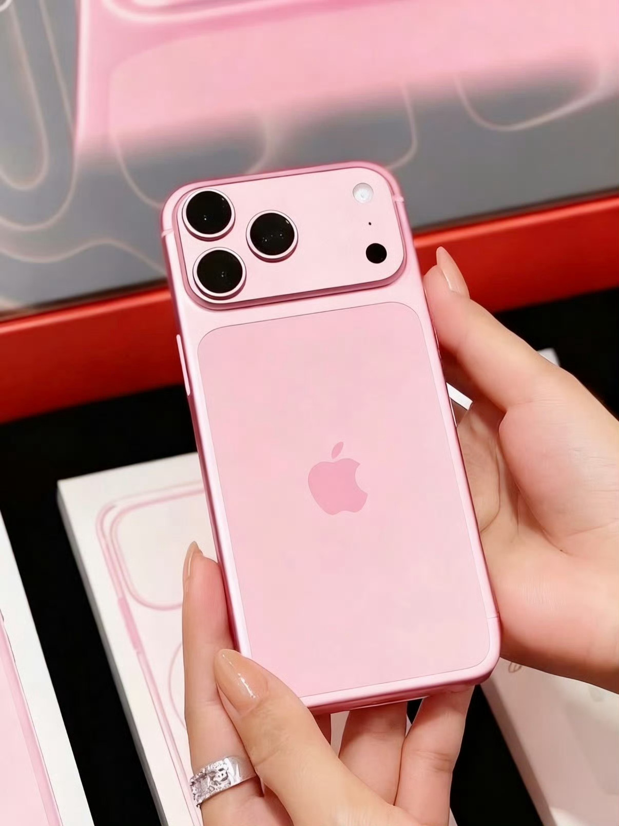 iPhone17只用一个月橙色变粉色 最近，看不少人反馈某批次机型掉色，听着更像