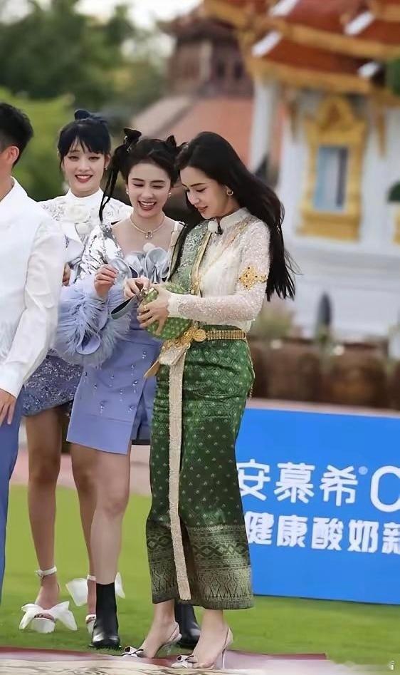 白鹿同框杨颖直接被衬成小矮人，女明星合照真的太残酷！我看完两人同框画面属实震惊，