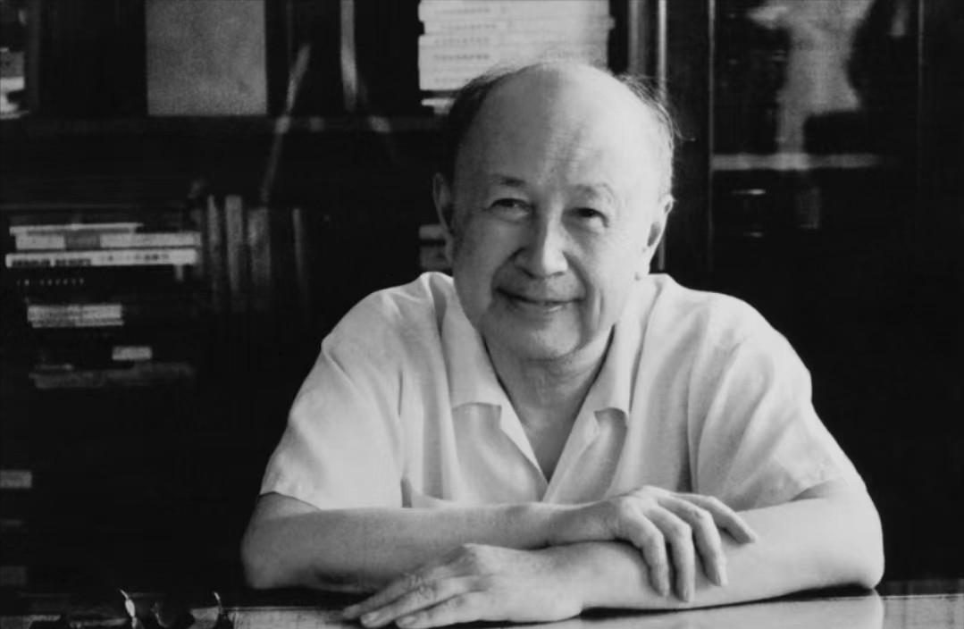 2008年年底，一辈子不看电视的钱学森突然跟儿子说：“支个电视行不行？贵不贵啊？