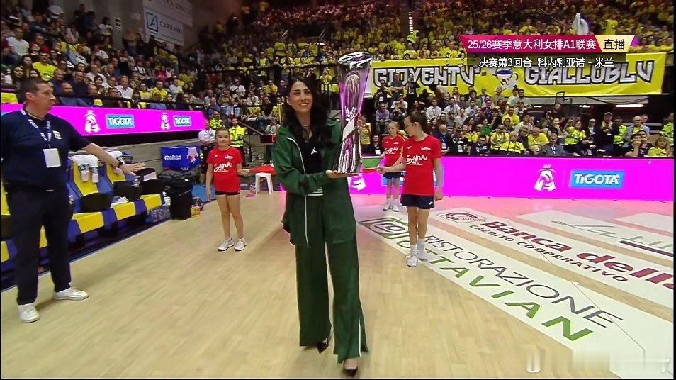 奖杯来了，郎导也在现场，所以今晚就结束战斗吧，加油⛽。朱婷国际排坛动态