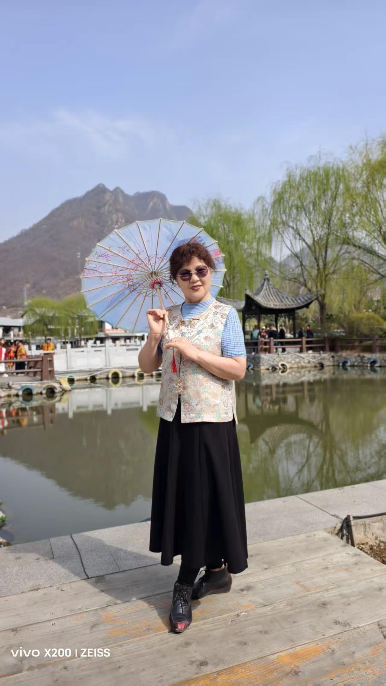 “一群爱健康爱美的60、70+朋友，以旗袍为笔、山水为卷，共赴岁月不败的热爱，把