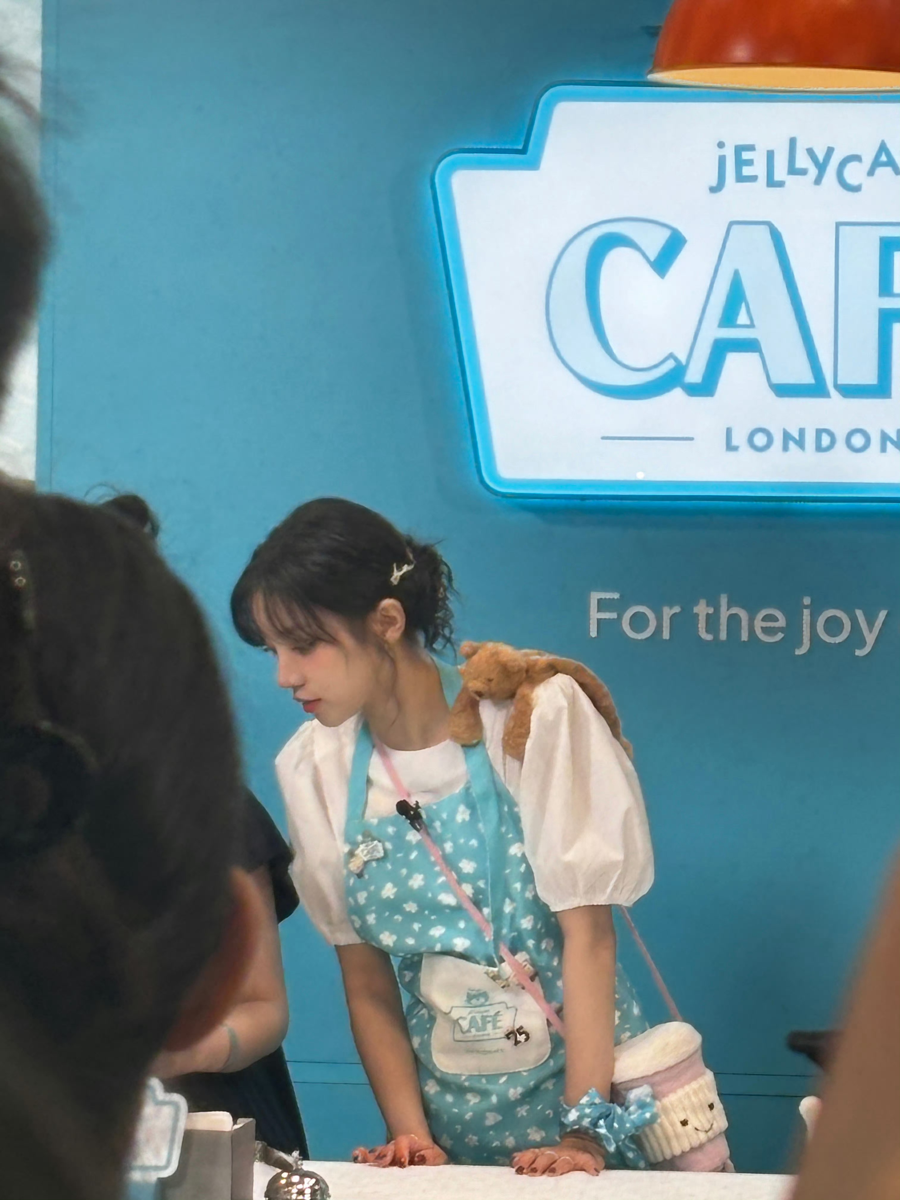 #宋雨琦[超话]# 宋雨琦会动路透来喽！想问一下这位漂亮妹子，肩上的小熊卖吗[送