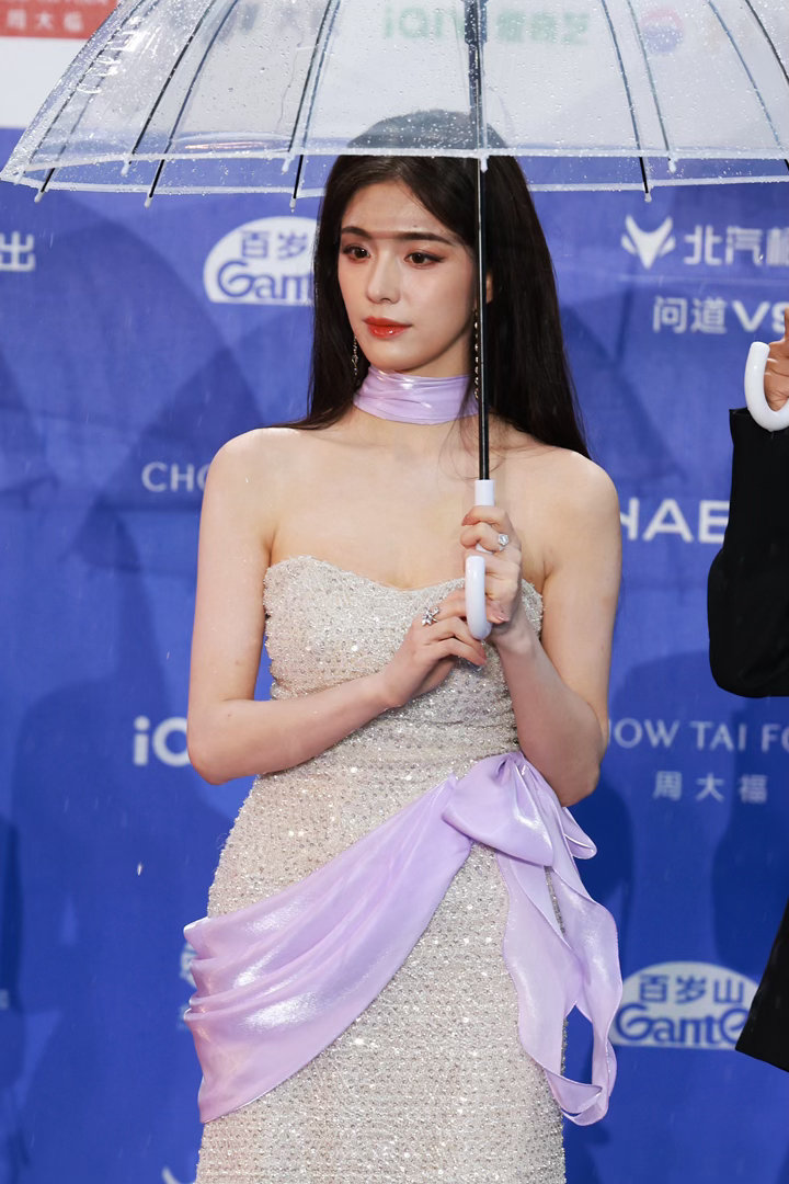 钟丽丽被雨淋了 红毯上的雨说来就来，她没伞也没处躲，索性就不躲了。雨水顺着下巴往