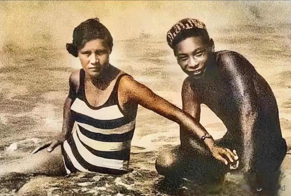 1935年，大公子跟蒋方良在苏联海滨游泳。这张照片把大公子拍得像个非洲黑人似的。