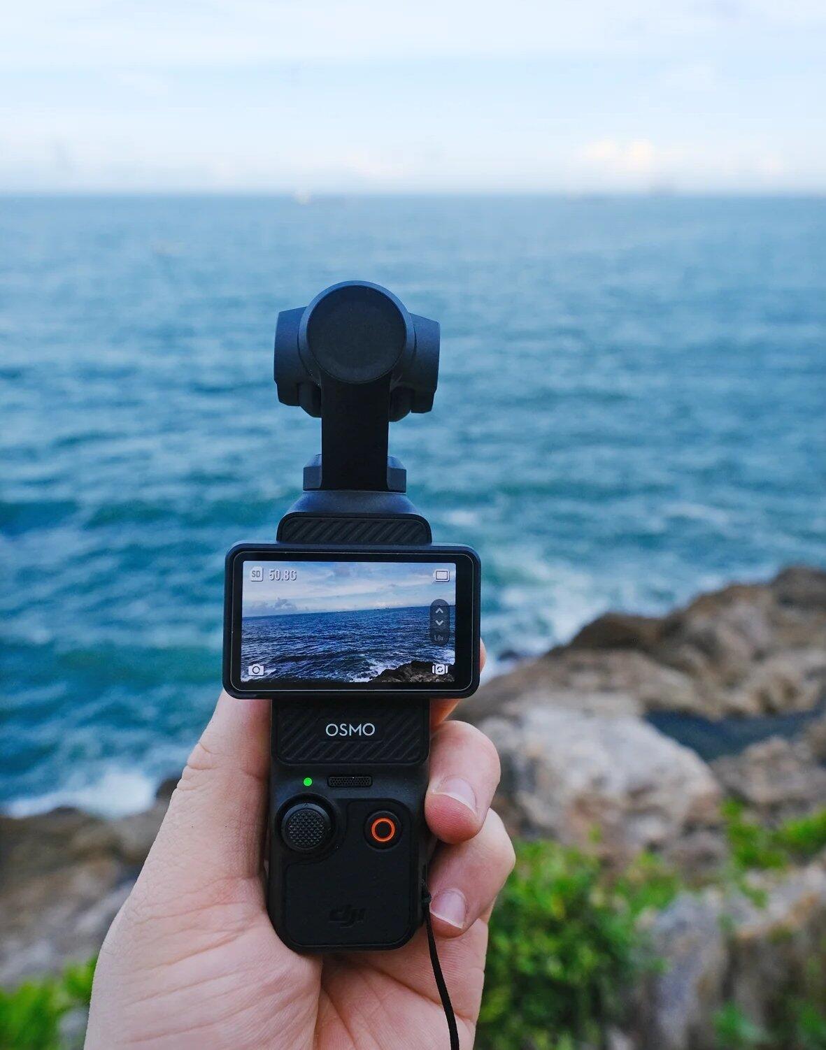 上周末露营彻底被朋友种草了！她带的那个巴掌大云台相机，在瀑布边上单手举着拍vlo