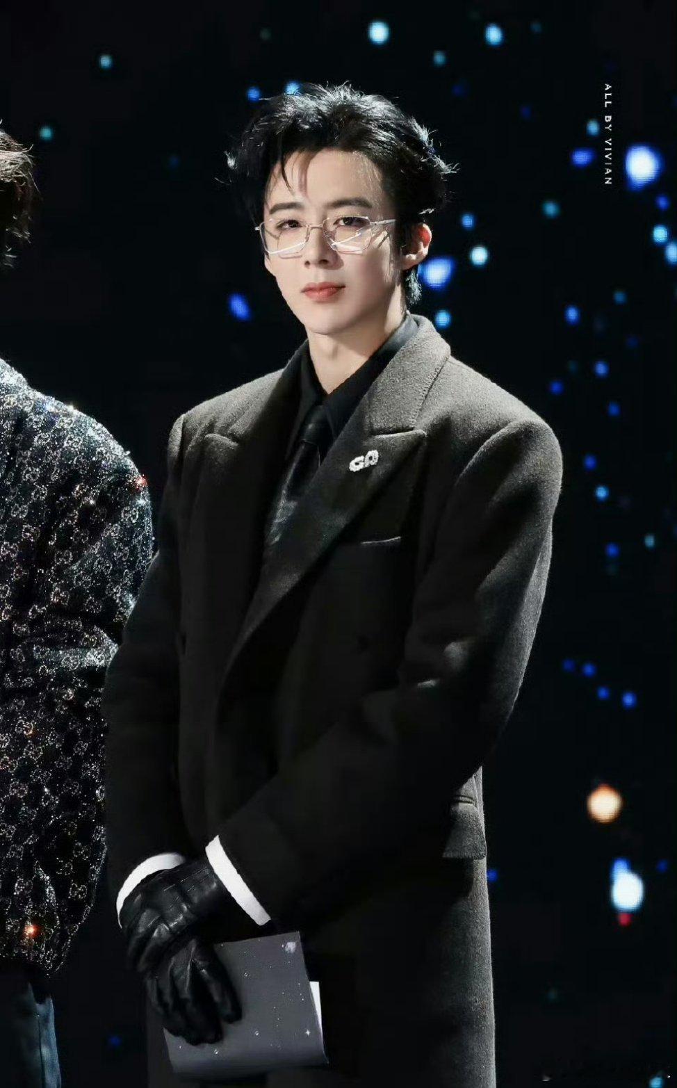 刘宇宁 啥都往兜里揣刘宇宁你小汁藏不住了！尖叫之夜疯狂揣东西，这架势跟我爸吃席打