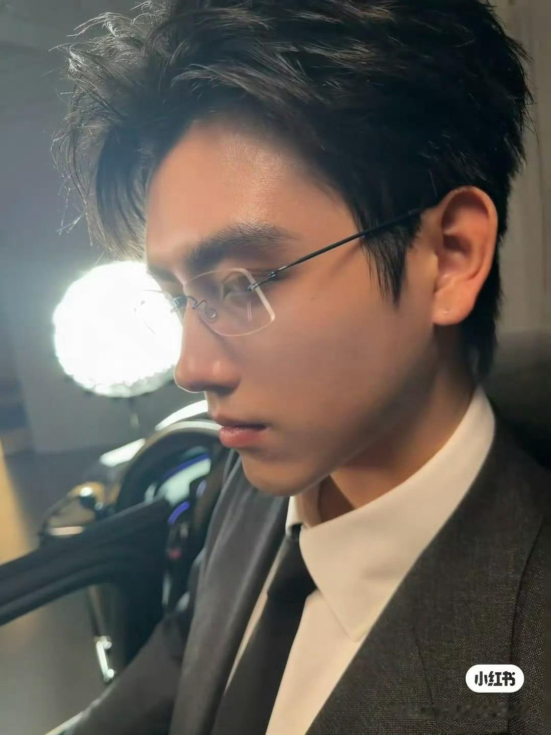 陈飞宇现在演斯文败类的霸总也不是不可以，已经很熟了，是时候拍点成熟男人的东西了！