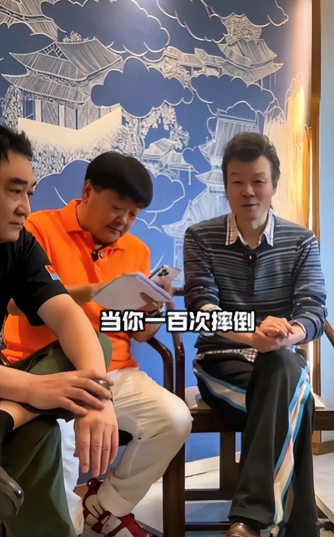 还记得坐在右边的是谁吗？他从安徽卫视隐退 5 年，61 岁定居张家口，因免疫系统