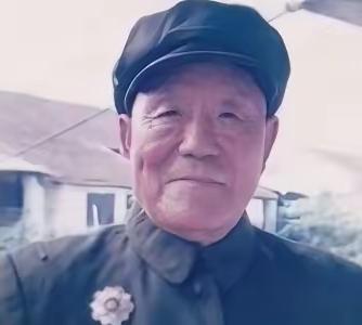 1958年，全军大比武，63军神枪手唐满洋一连7枪，枪枪命中目标，大家正欢呼呢，