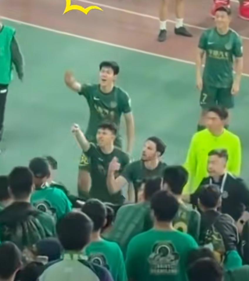 王钰栋又和自己球迷发生不愉快！上月又拒绝记者提出多余问题！王钰栋为何有这样情绪呢