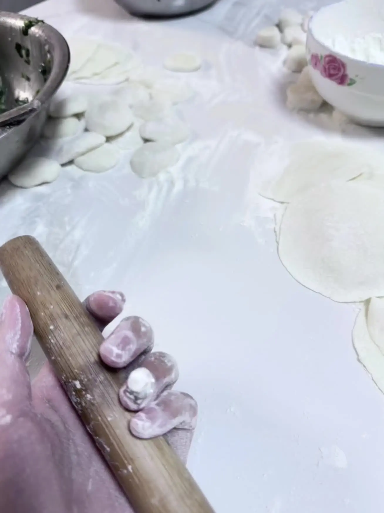 妈妈 家里真的吃的了这么多的饺子嘛 真的包不动了 擀饺子皮擀的手都在抖了妈妈