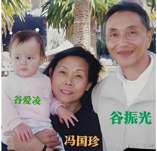小时候的谷爱凌清秀乖巧，完全看不出混血儿的气质。

谷爱凌和马斯克合照时却意外显