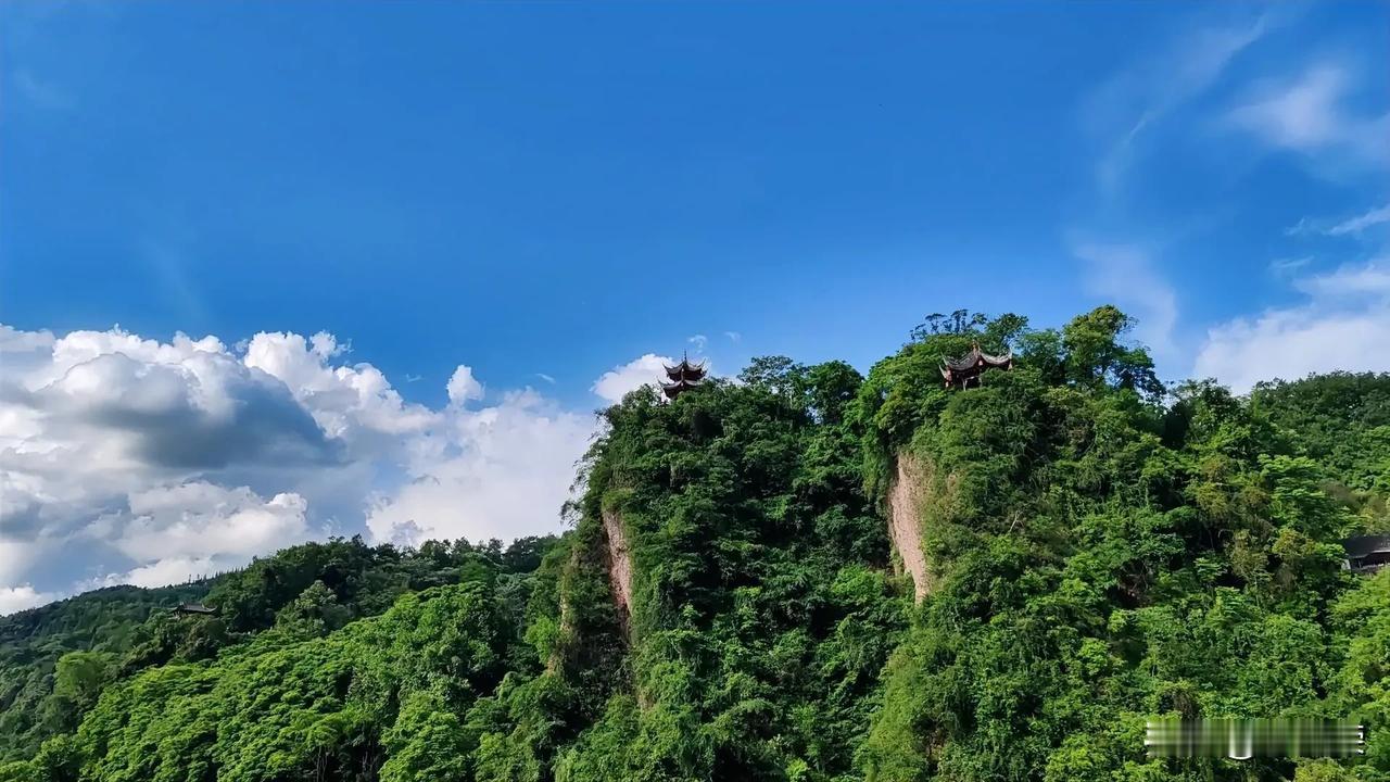蓝天白云，青山依旧，亭台楼阁隐其间。看云彩曼妙的身姿，听风的缠绵，树枝学会了拥抱