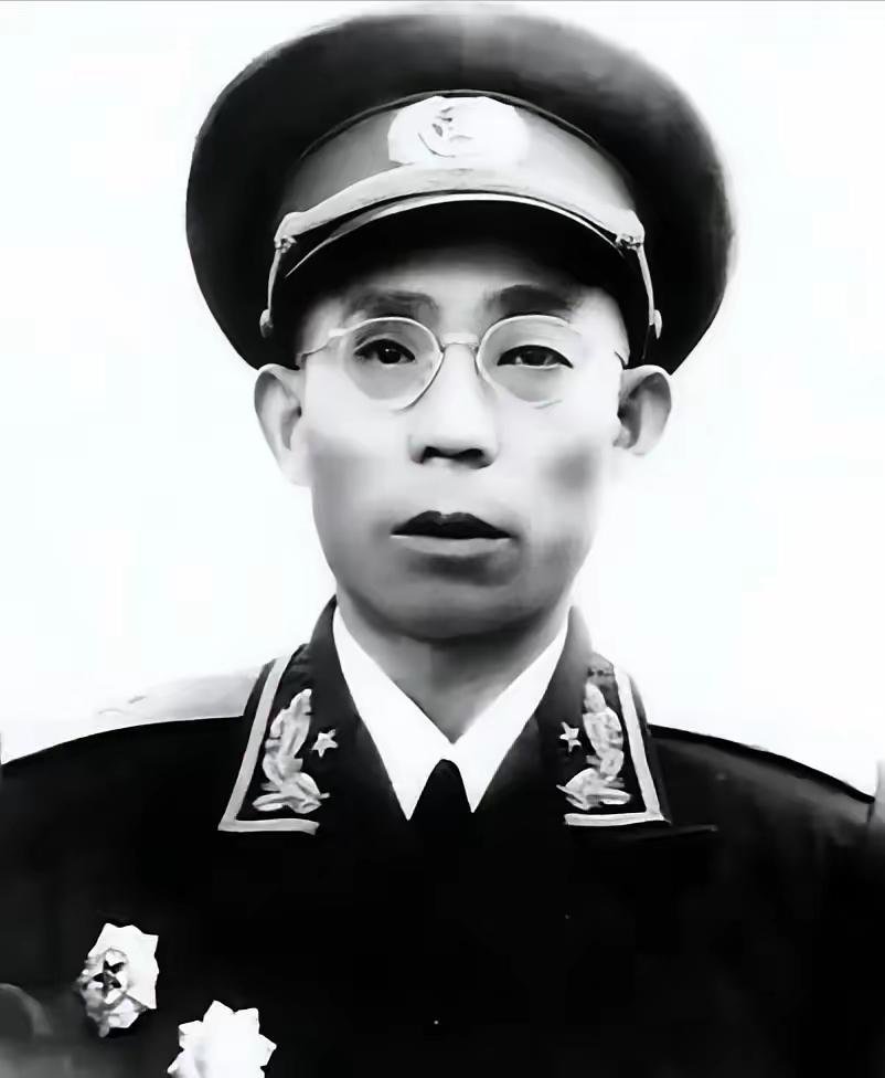 1936年秋，松潘草地深处，一个红军团长被五花大绑，即将枪毙。在此之前，贺龙只问
