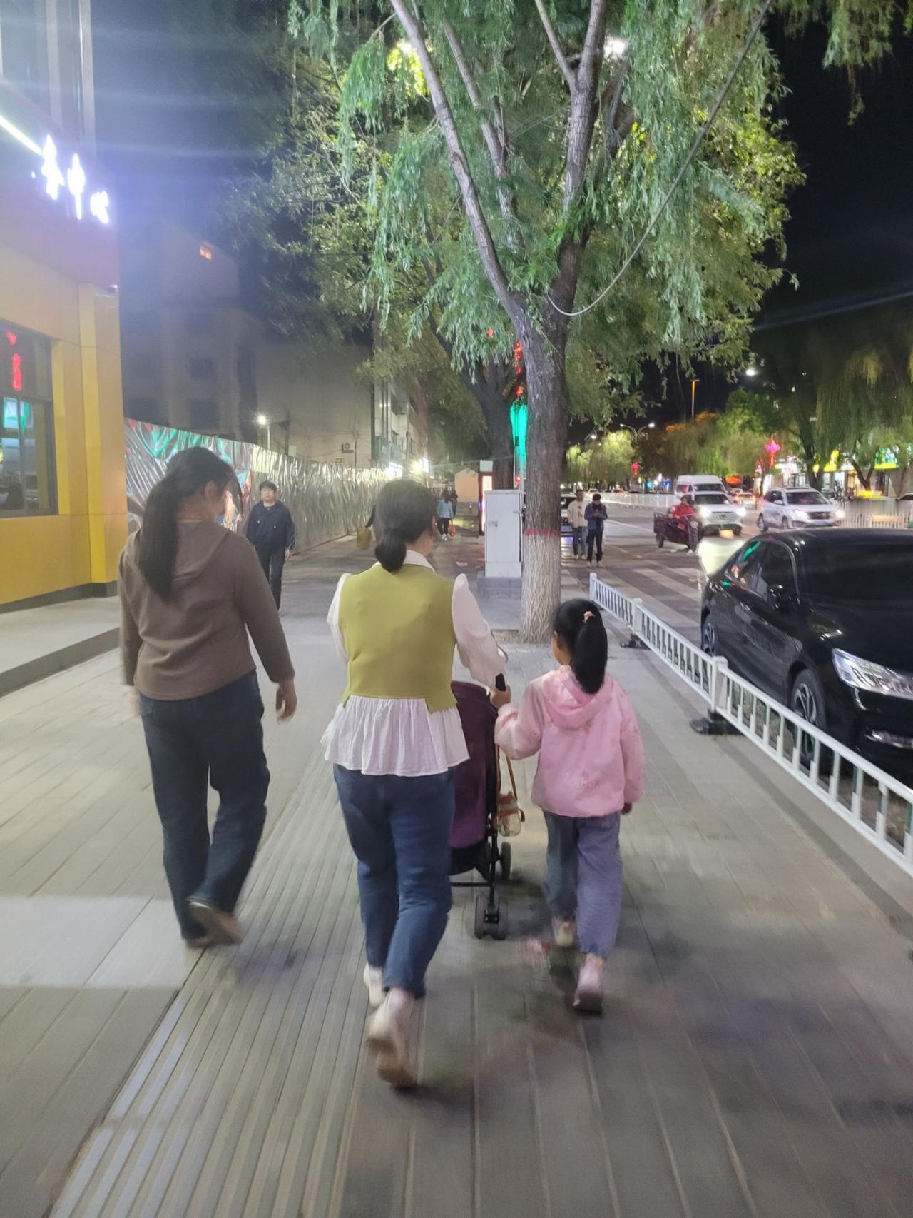 如今，我也到了怕老的阶段。

昨晚，78岁的婆婆又不能大便了。我就买了开塞露和芦